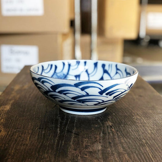 Saladier Yugen lab en porcelaine blanche avec motif de vagues bleues peintes à la main, style japonais traditionnel