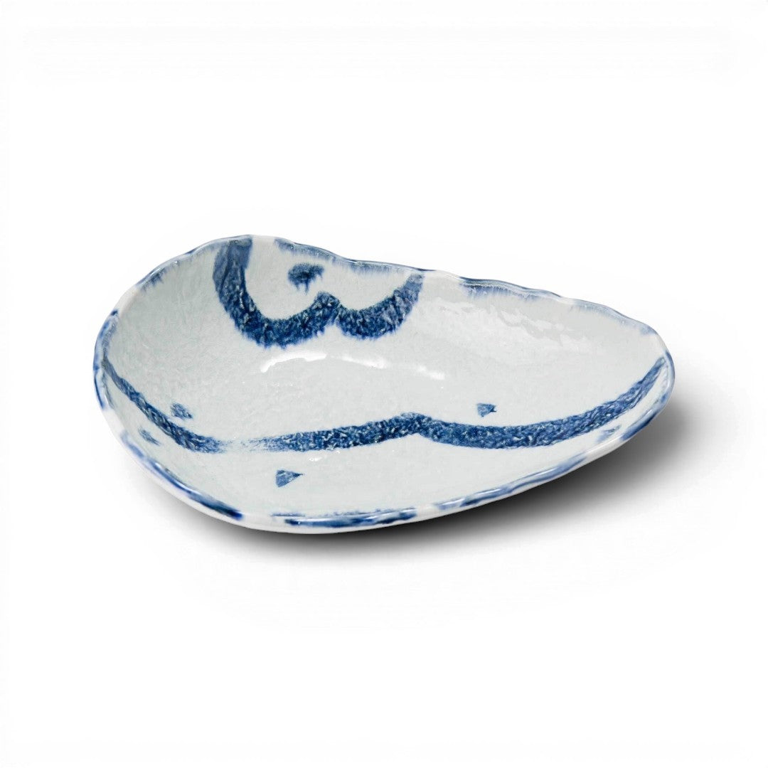 Saladier rustique Yugen lab en céramique blanche et bleue avec une forme organique inspirée d'un coquillage