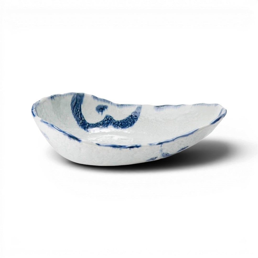 Saladier rustique Yugen lab en céramique blanche avec motifs bleus en forme de coquillage artisanal