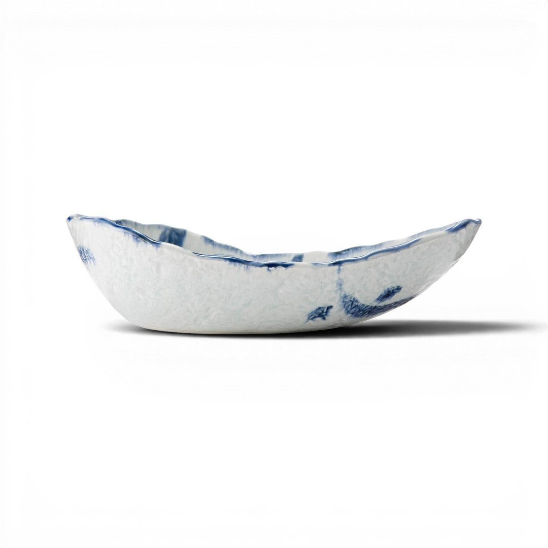 Saladier rustique Yugen lab en céramique blanche et bleue, forme organique inspirée d'un coquillage