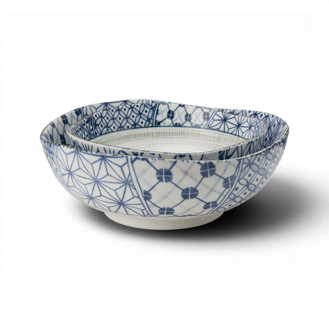 Set de 2 saladiers Yugen lab en céramique japonaise avec motifs patchwork bleus et blancs sur fond blanc
