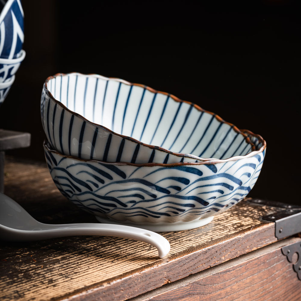 Set de 2 saladiers Yugen lab en céramique japonaise avec motifs de vagues bleues et bords ondulés sur fond blanc