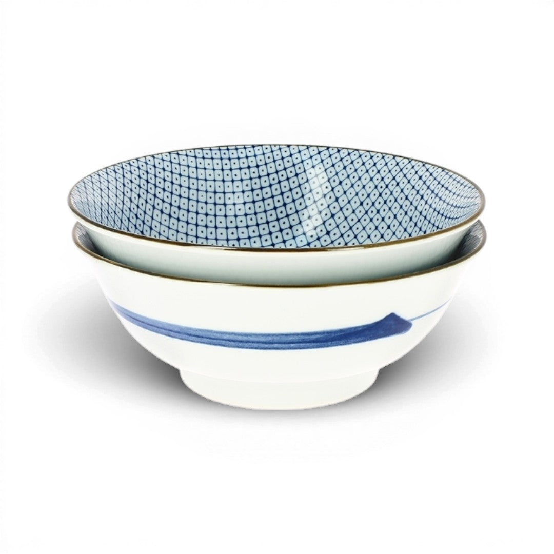 Ensemble de deux grands saladiers Yugen lab en céramique blanche avec motifs graphiques bleus d'inspiration japonaise