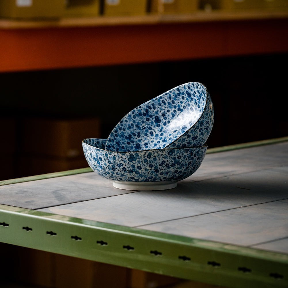 Set de deux saladiers Yugen lab en porcelaine blanche et bleue avec motifs floraux délicats