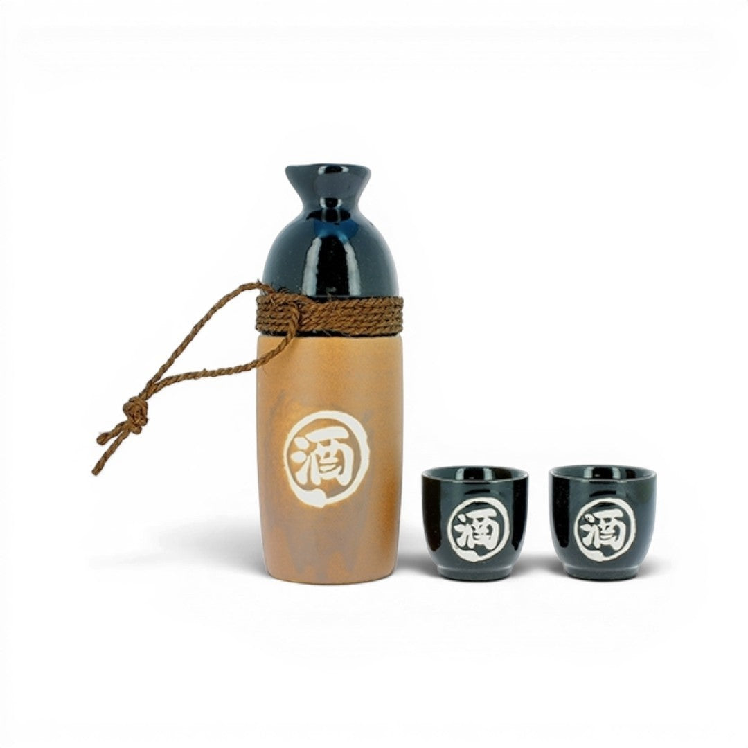 Service à saké Yugen lab noir et beige avec bouteille ornée d'une corde et deux petits verres en céramique japonaise