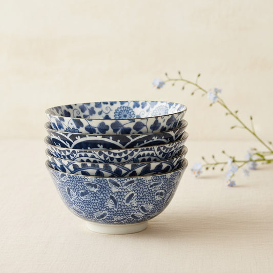 Set de 5 bols japonais Yugen lab en porcelaine et céramique blanche et bleue avec motifs floraux traditionnels