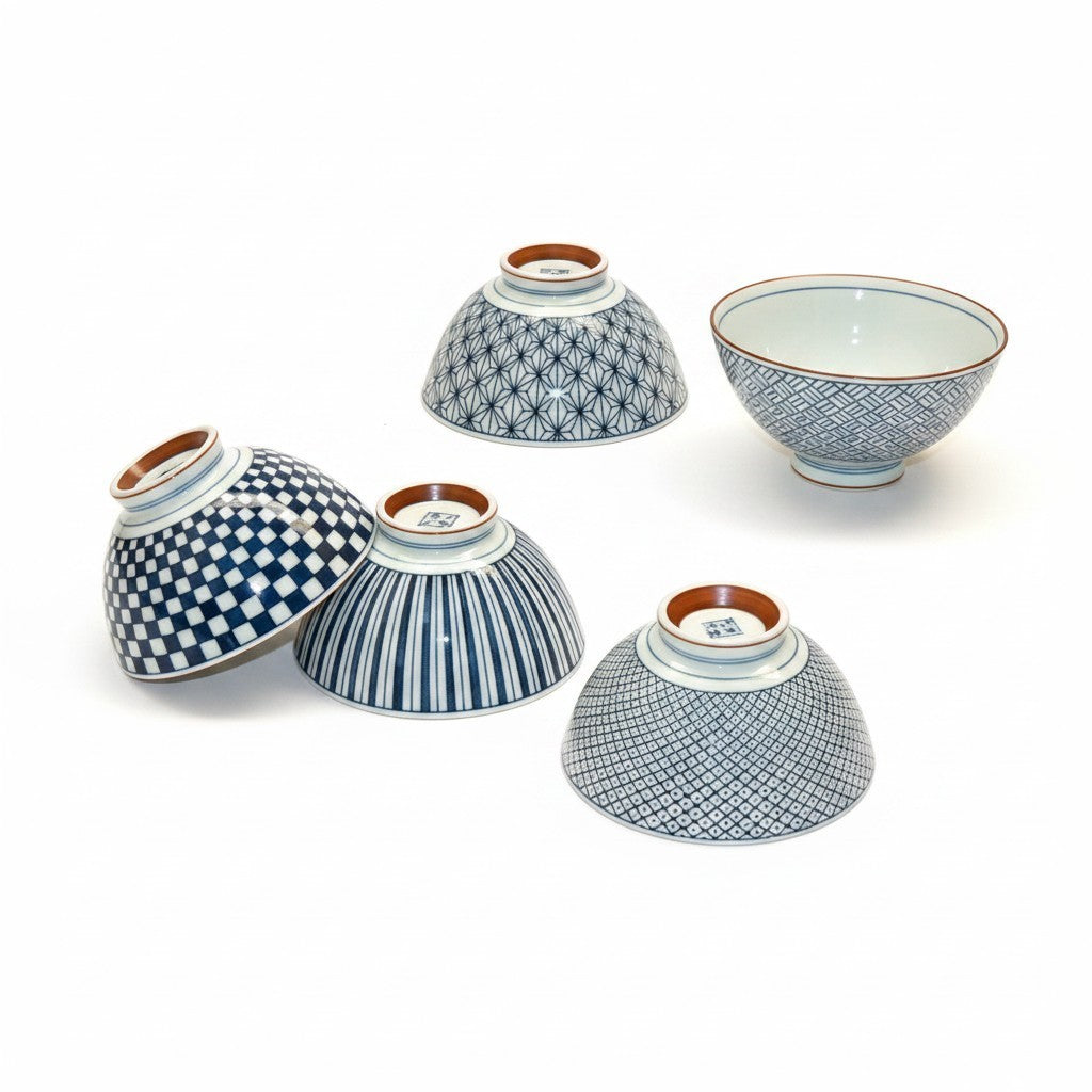 Set de 5 bols japonais en céramique Yugen lab avec motifs géométriques bleus et blancs pour riz ou apéritifs
