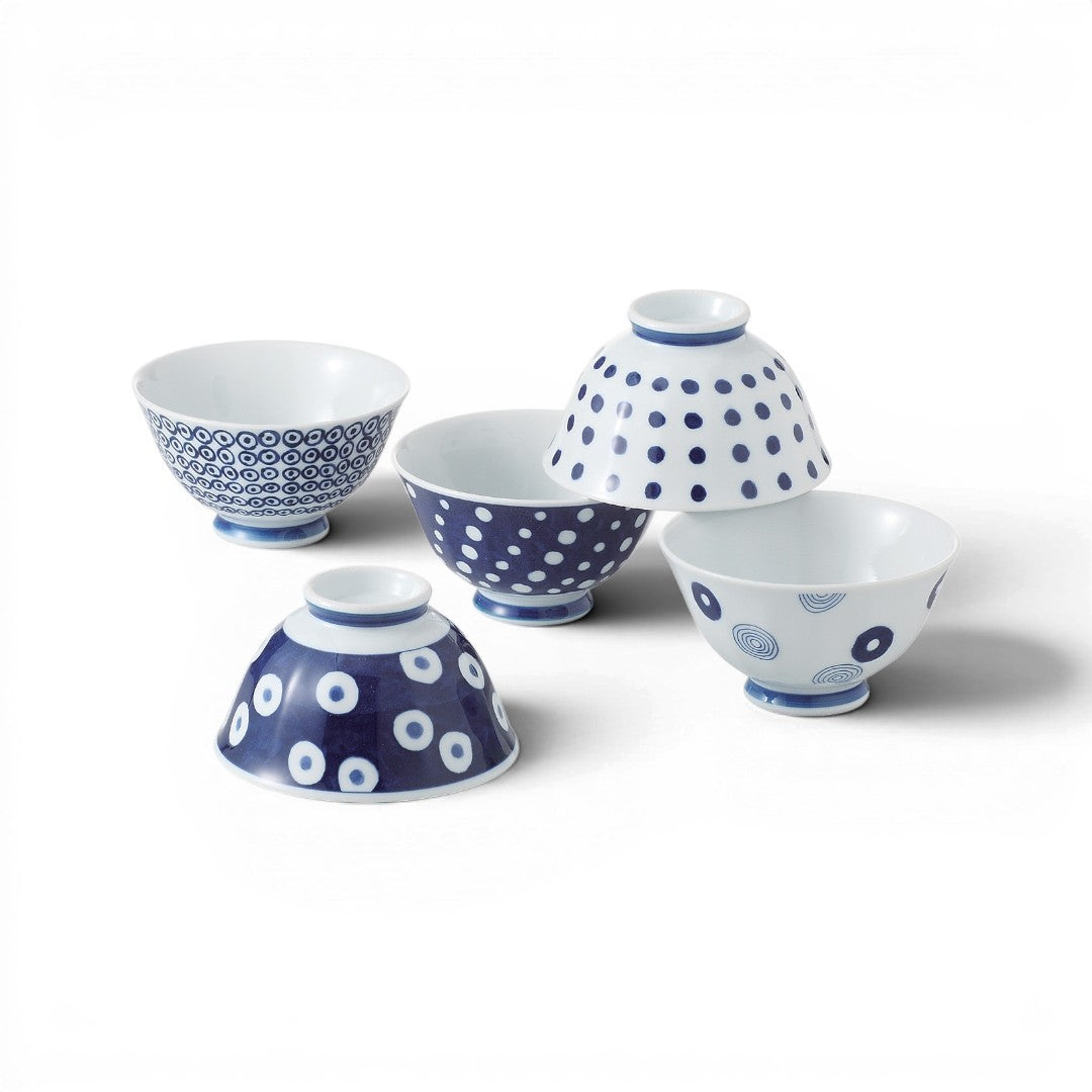 Set de 5 bols japonais Yugen lab en porcelaine blanche avec motifs géométriques et pois bleu indigo