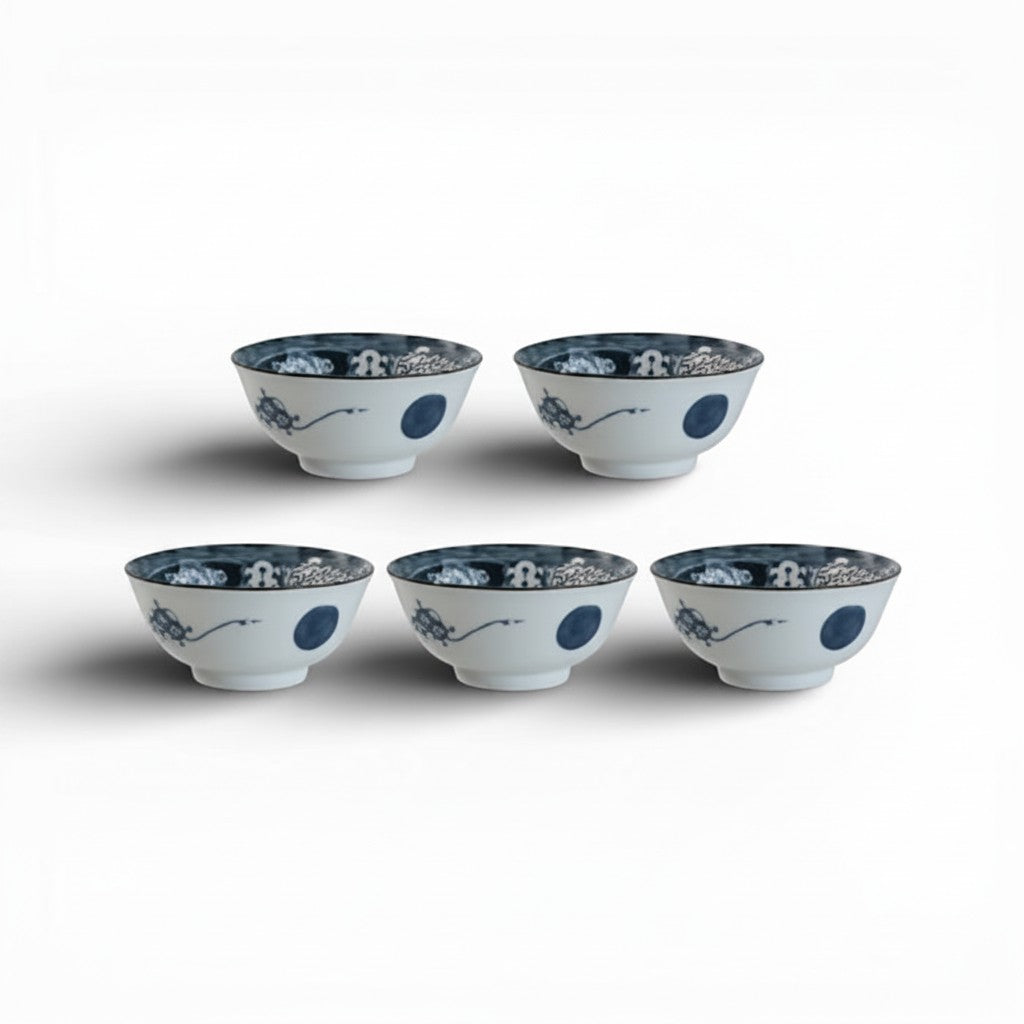Set de 5 bols en porcelaine Yugen lab, décor bleu indigo et blanc avec motifs floraux traditionnels japonais.