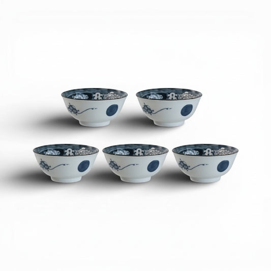 Set de 5 bols en porcelaine Yugen lab, décor bleu indigo et blanc avec motifs floraux traditionnels japonais.