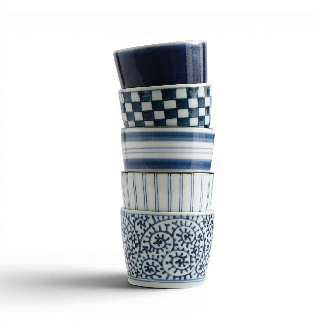 Pile de 5 tasses à soba en porcelaine Yugen lab avec motifs traditionnels japonais bleus et blancs