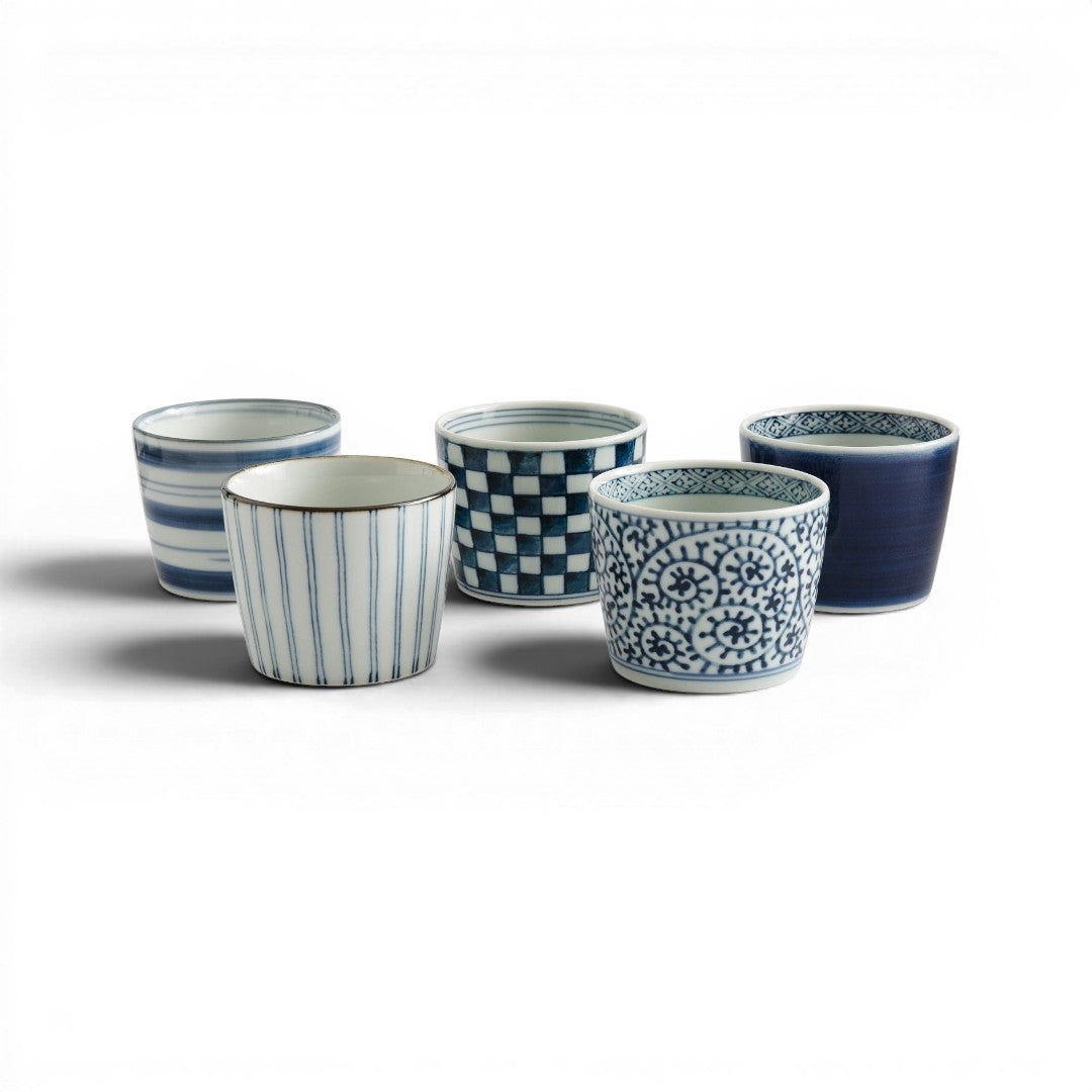Set de 5 tasses à soba en porcelaine Yugen lab avec motifs traditionnels japonais bleus et blancs