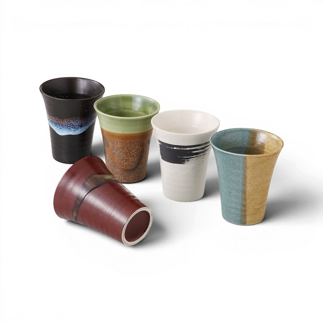 Set de 5 verres en céramique japonaise Yugen lab aux couleurs variées vert, marron, noir et blanc, style gobelet.