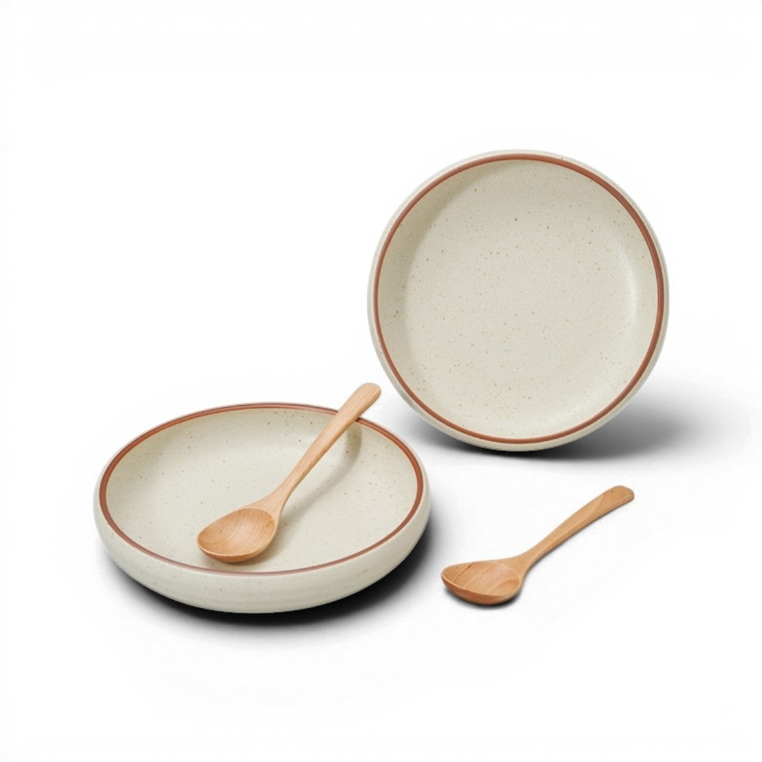 Set Yugen lab de deux assiettes en céramique blanc cassé mouchetée avec bord brun et cuillères en bois artisanales