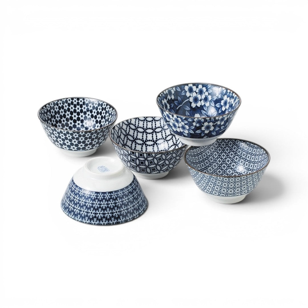 Set de 5 bols à riz Yugen lab en porcelaine blanche et bleue avec motifs graphiques et floraux traditionnels japonais