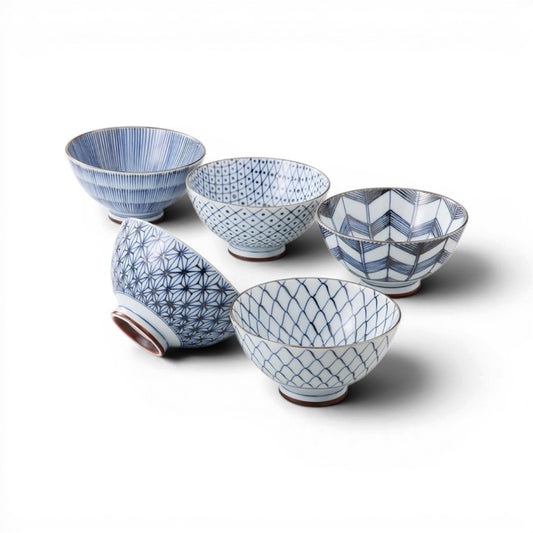 Set de 5 bols japonais Yugen lab en porcelaine blanche et bleue avec motifs géométriques traditionnels variés