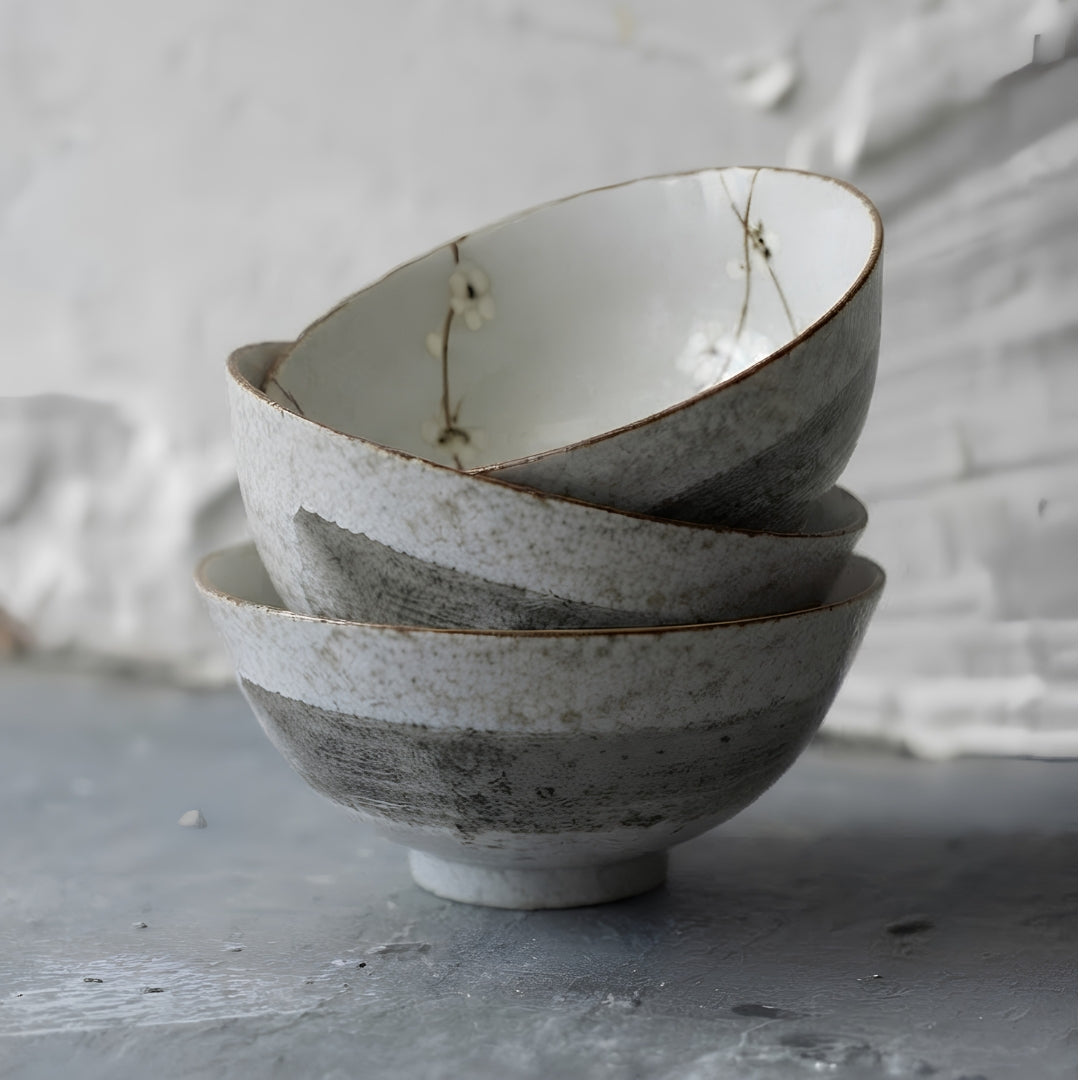 Set de 3 bols Yugen lab en porcelaine japonaise avec émail bleu gris et motifs floraux délicats à l'intérieur