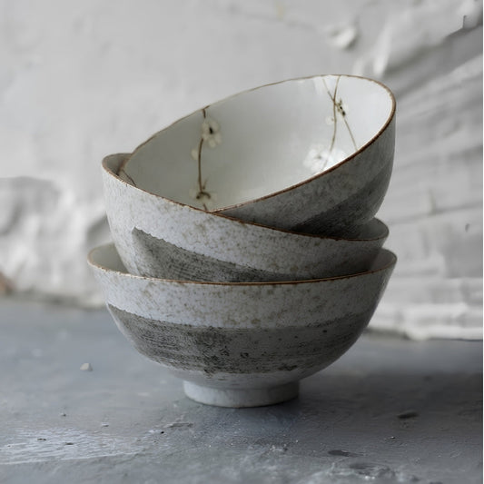 Set de 3 bols Yugen lab en porcelaine japonaise avec émail bleu gris et motifs floraux délicats à l'intérieur
