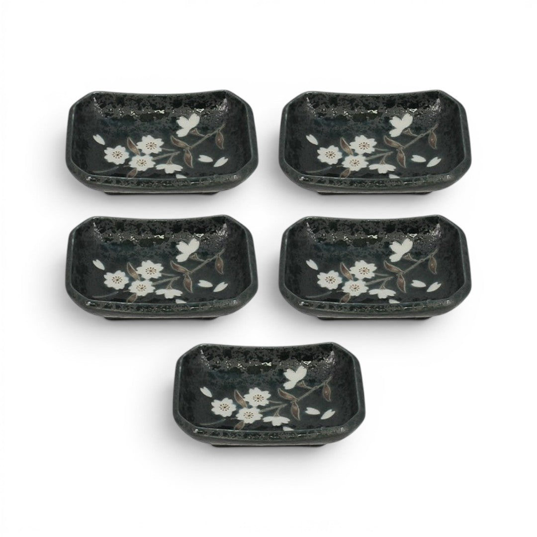 Set de 5 coupelles Yugen lab en céramique noire avec motif floral sakura blanc pour apéritifs ou desserts