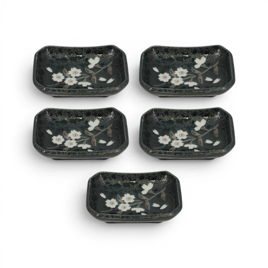 Set de 5 coupelles Yugen lab en céramique noire avec motif floral sakura blanc pour apéritifs ou desserts