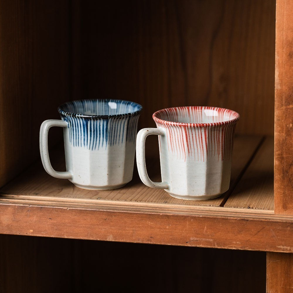 Set de deux mugs Yugen lab en céramique blanche avec motifs de lignes verticales rouges et bleues