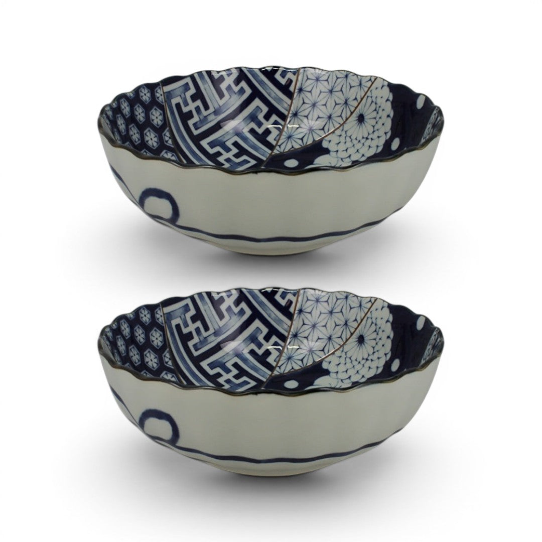 Set de deux saladiers Yugen lab en céramique blanche et bleue avec motifs traditionnels japonais et bords ondulés.