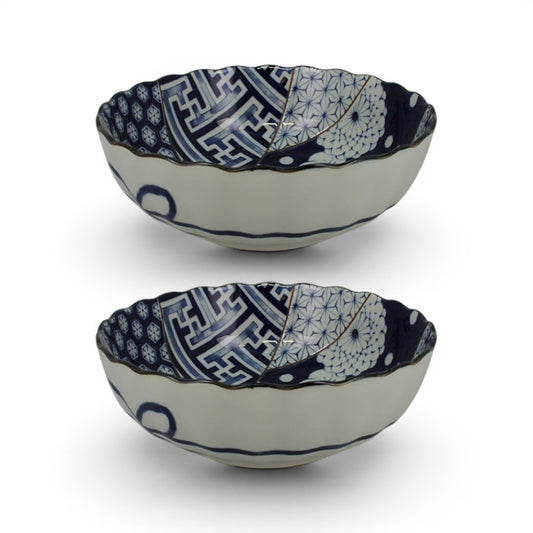 Set de deux saladiers Yugen lab en céramique blanche et bleue avec motifs traditionnels japonais et bords ondulés.