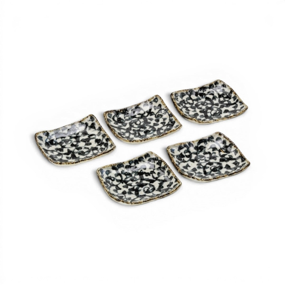 Set de 5 petits plats carrés Yugen lab en céramique avec motif traditionnel japonais tako karakusa noir et blanc