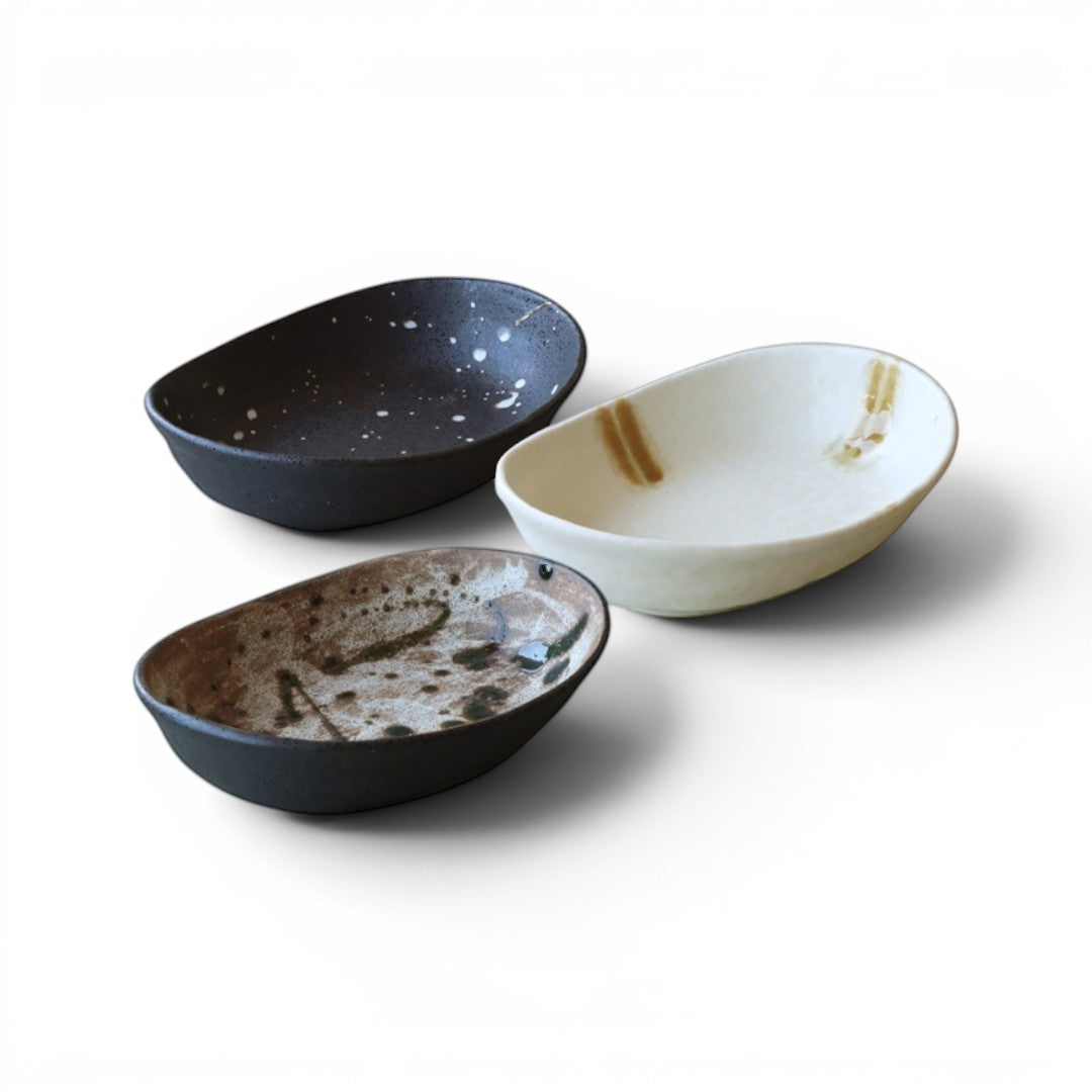 Set de 3 plats japonais Yugen lab en céramique artisanale avec finitions mouchetées et textures variées