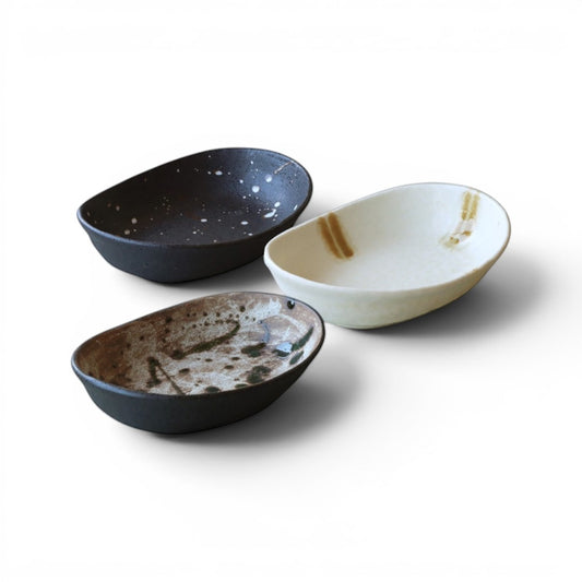 Set de 3 plats japonais Yugen lab en céramique artisanale avec finitions mouchetées et textures variées