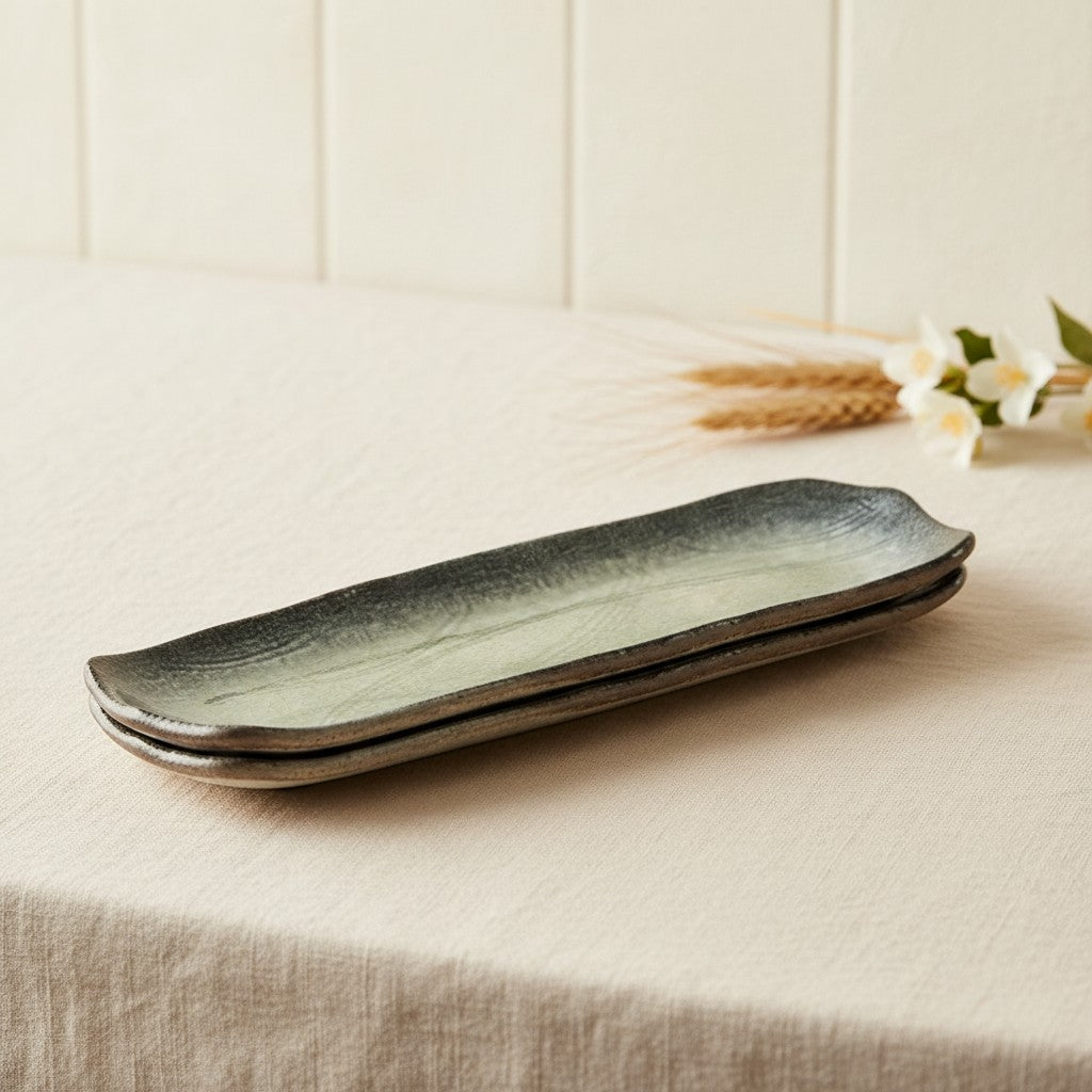 Set de 3 plats à sushi Yugen lab en céramique vert d'eau, design rectangulaire artisanal avec bords noirs et blancs