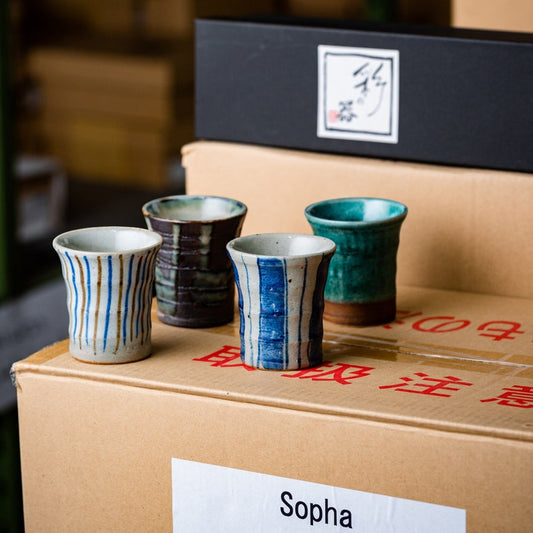Set de quatre tasses japonaises Yugen lab en céramique artisanale aux textures cabossées et motifs colorés variés