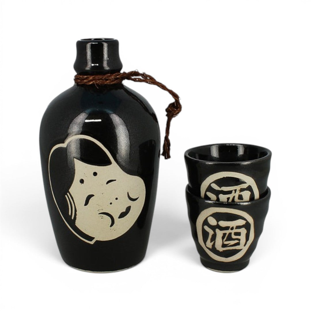 Set à saké Yugen lab noir en céramique avec motifs traditionnels japonais, incluant une bouteille et deux tasses.