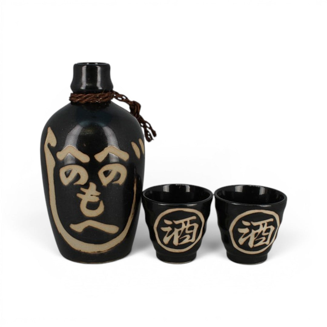 Set à saké Yugen lab noir en céramique avec motifs calligraphiques traditionnels, incluant une bouteille et deux verres.