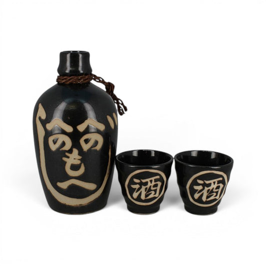 Set à saké Yugen lab noir en céramique avec motifs calligraphiques traditionnels, incluant une bouteille et deux verres.