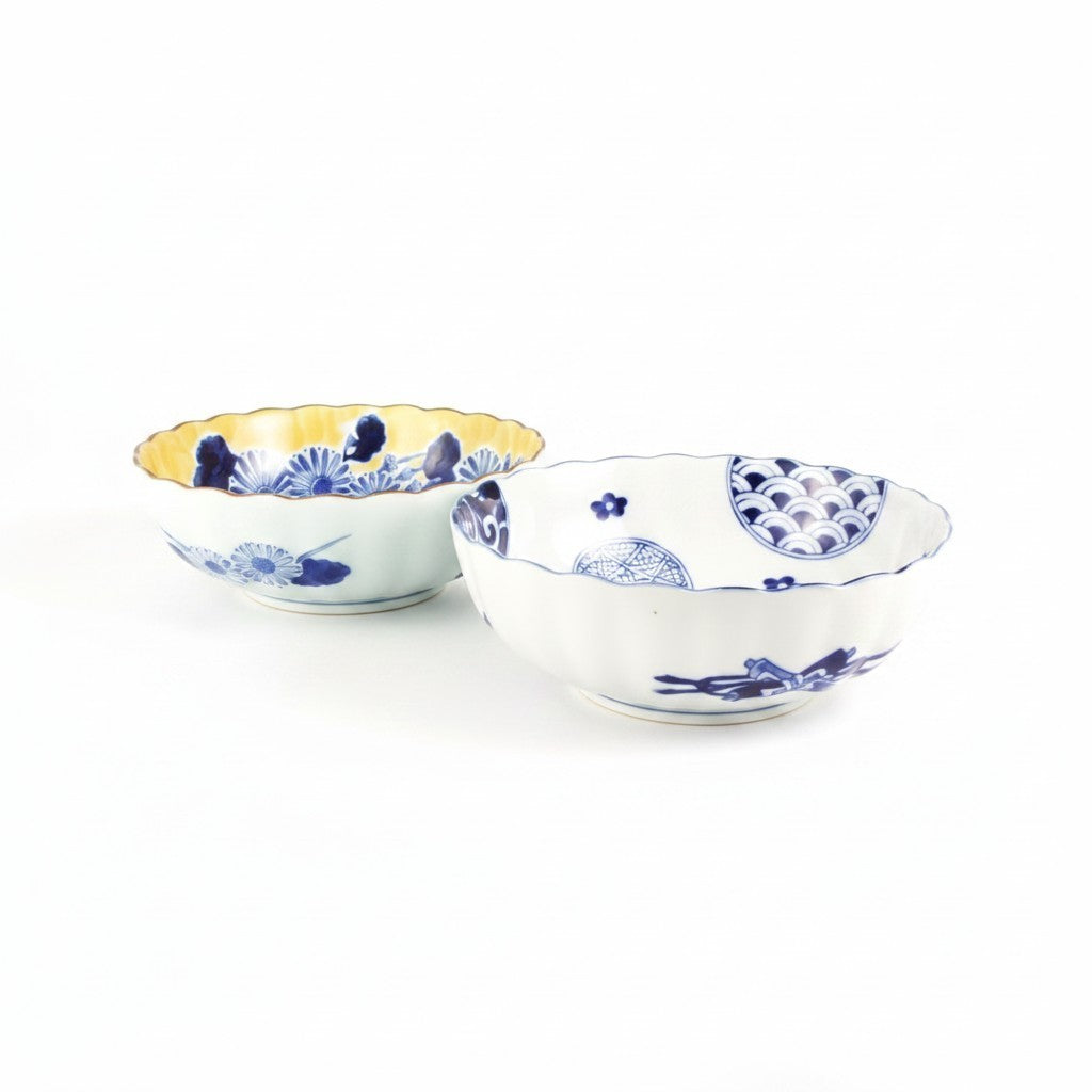 Set de deux saladiers Yugen lab en céramique japonaise, l'un jaune et l'autre blanc avec des motifs floraux bleus.