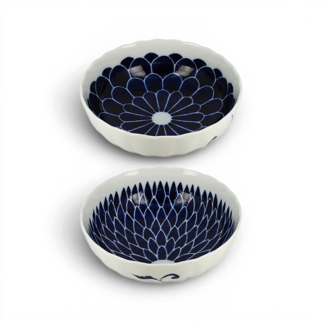 Set de 2 saladiers Yugen lab en porcelaine japonaise blanche et bleue avec motifs floraux et bords ondulés
