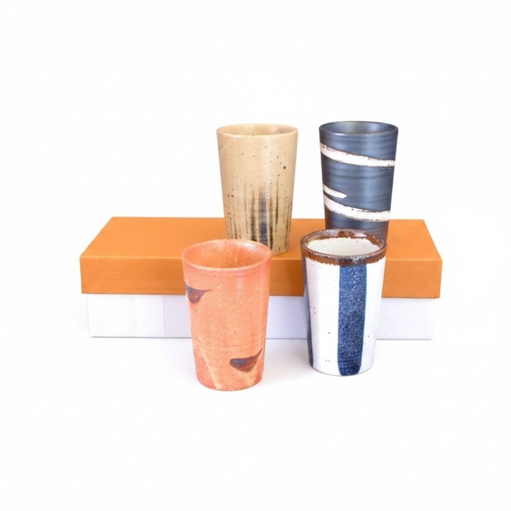 Set de 4 petites tasses japonaises Yugen lab en céramique aux motifs variés et couleurs vives sur fond blanc