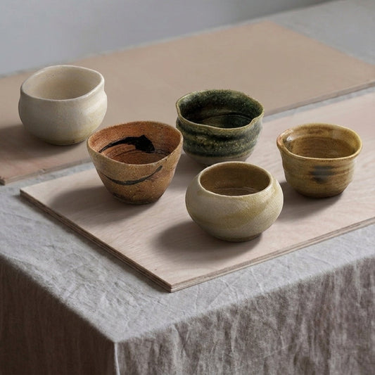 Set de 5 tasses à saké Yugen lab en céramique artisanale style Oribe Kiseto aux nuances naturelles sur plateau en bois