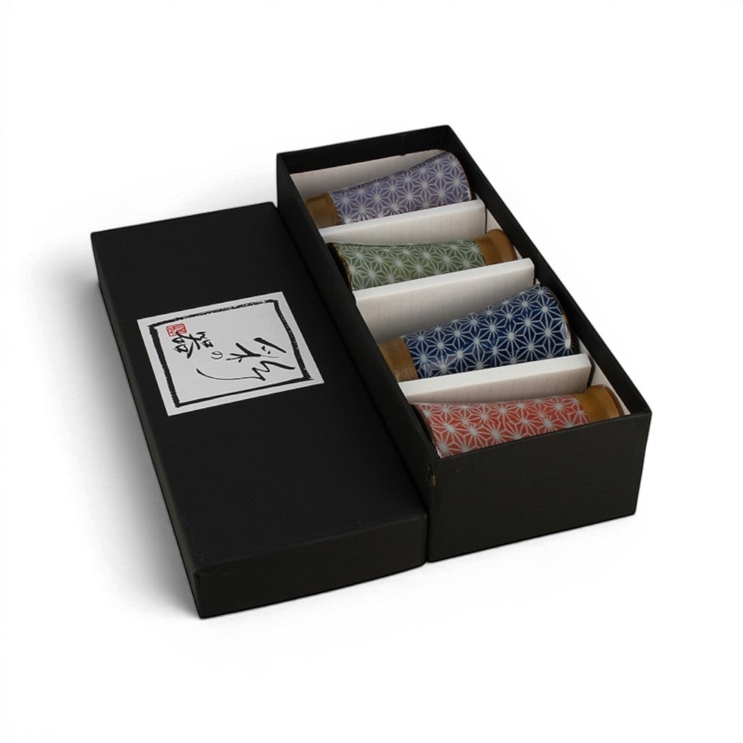 Set de 4 tasses à thé japonaises Yugen lab avec motif asanoha coloré et socle doré dans un coffret cadeau noir