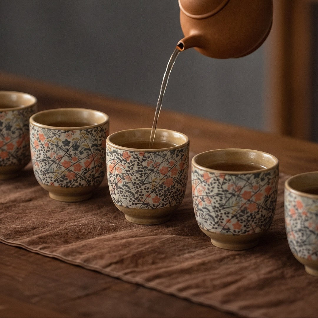 Set de 5 tasses à thé en porcelaine Yugen lab avec motif floral japonais délicat sur fond clair