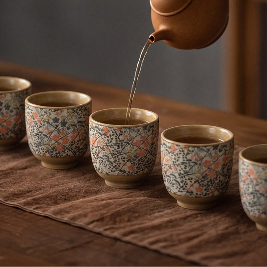 Set de 5 tasses à thé en porcelaine Yugen lab avec motif floral japonais délicat sur fond clair