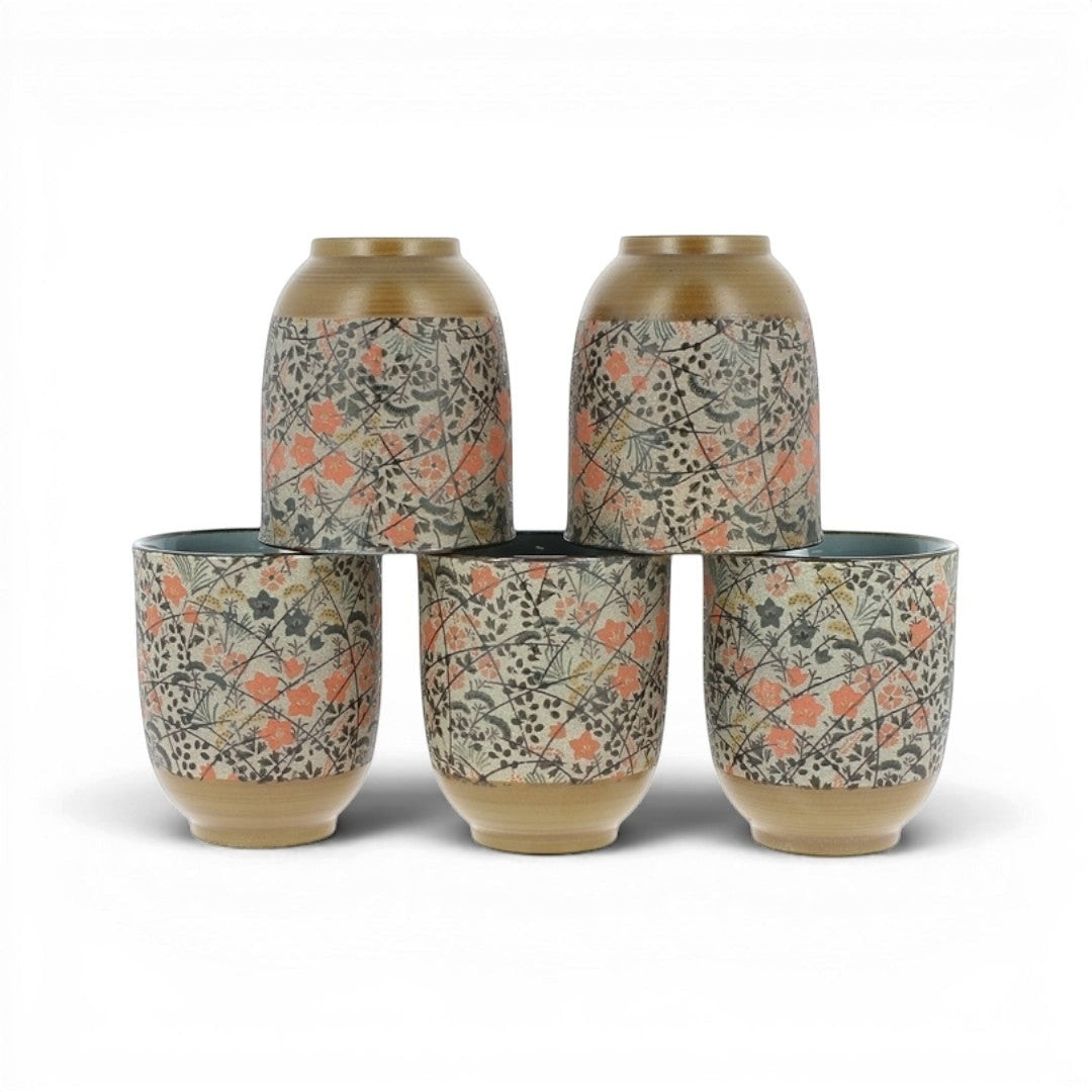 Set de 5 tasses à thé japonaises Yugen lab en porcelaine avec décor floral et végétal dans les tons orangés et sombres
