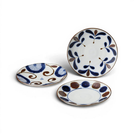 Set de 3 assiettes japonaises Yugen lab en céramique blanche avec motifs floraux et géométriques bleus et marron