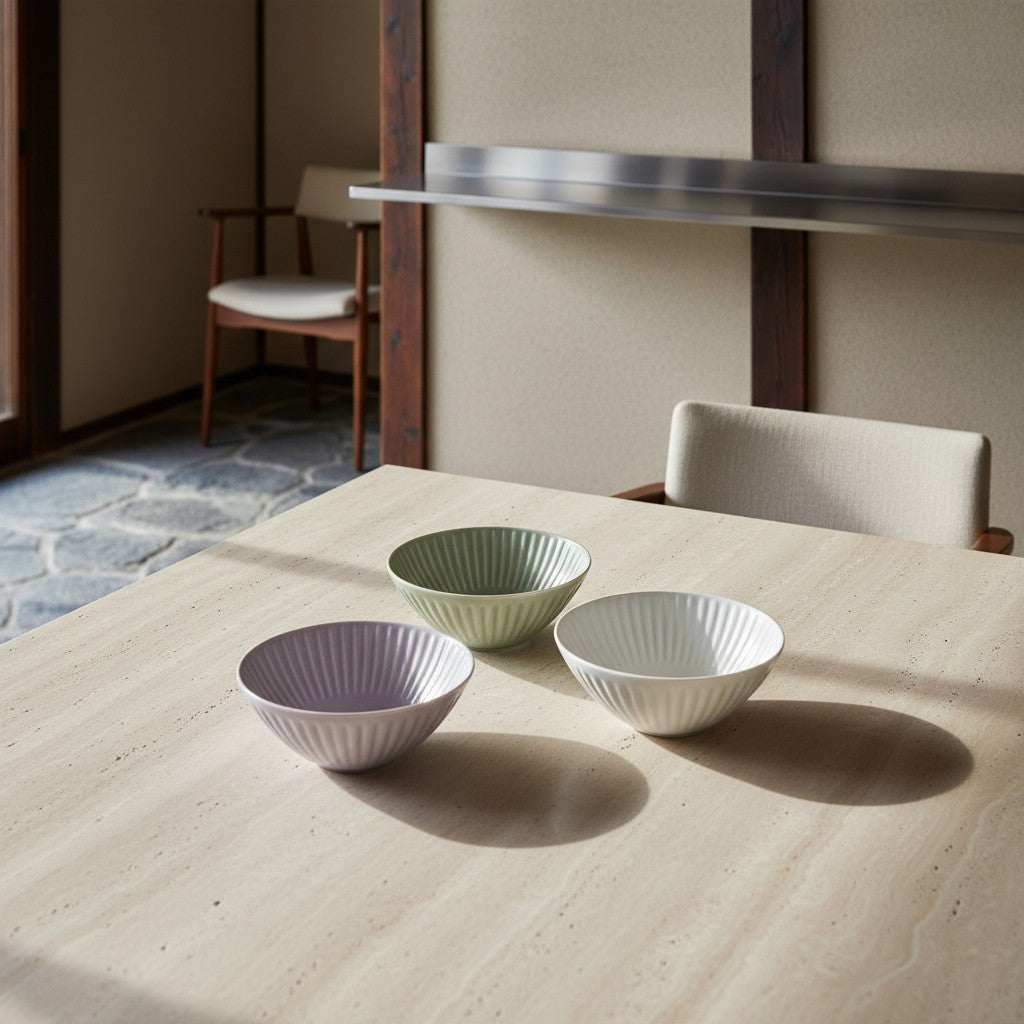 Set de 3 bols Yugen lab en porcelaine japonaise aux teintes pastel et détails cannelés sur une table en pierre