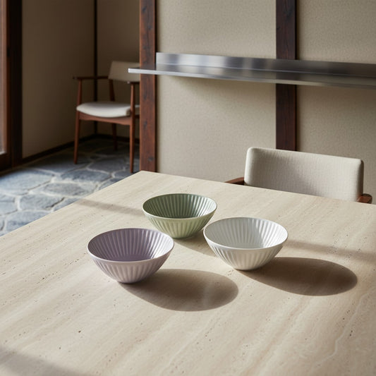 Set de 3 bols Yugen lab en porcelaine japonaise aux teintes pastel et détails cannelés sur une table en pierre