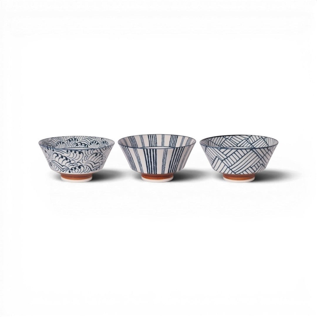Set de 3 bols japonais Yugen lab en porcelaine blanche avec motifs graphiques bleus, style traditionnel et moderne.