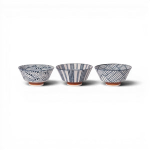 Set de 3 bols japonais Yugen lab en porcelaine blanche avec motifs graphiques bleus, style traditionnel et moderne.