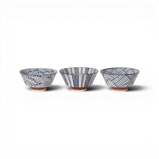 Set de 3 bols japonais Yugen lab en porcelaine blanche avec motifs graphiques bleus, style traditionnel et moderne.