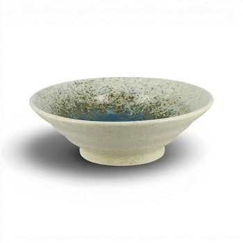 Mini soucoupe japonaise Yugen lab en céramique crème mouchetée avec un cœur bleu profond et des nuances minérales